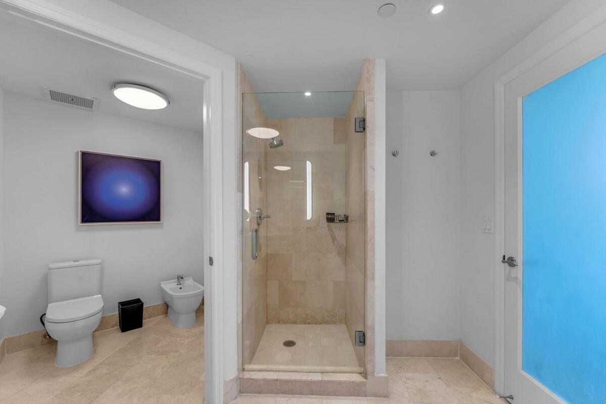 Apartamento Fontainebleau - Street & Partial Ocean View